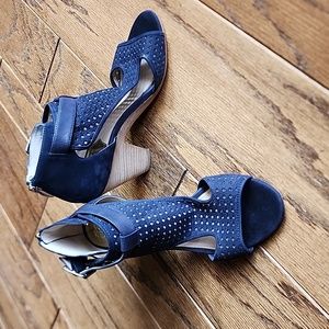 VINCE CAMUTO “Pearli” Navy Suede Perforated Heels Size 9